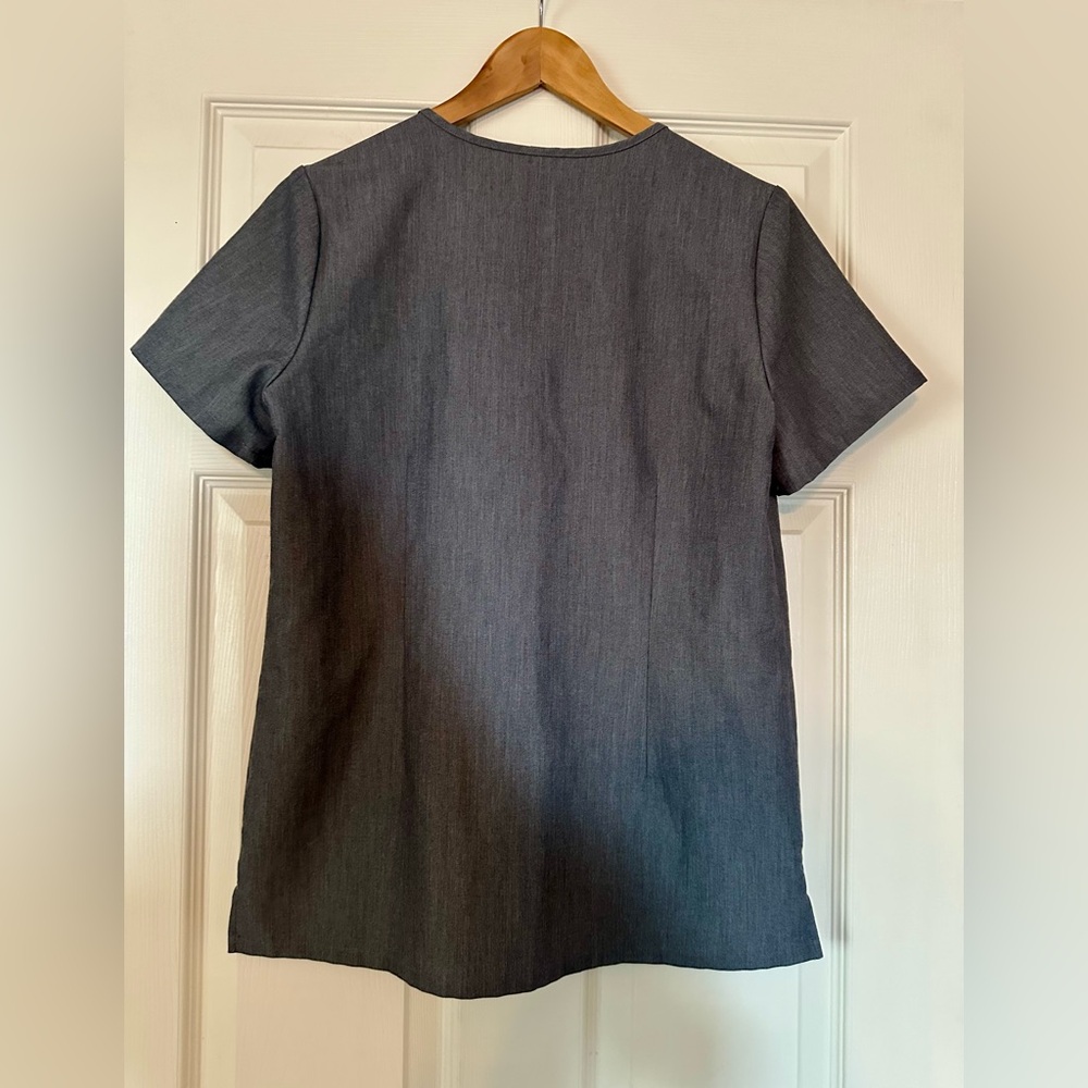 FIGS Charcoal Gray V-Neck Medical Scrub Top - Picture 6 of 10